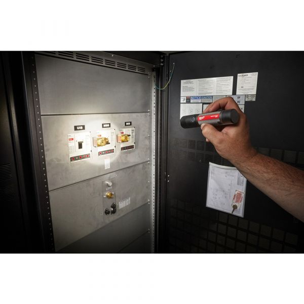 Milwaukee L4 FMLED-301 USB Rechargeable Torch 800 Lumens (integrated 3.0Ah battery)